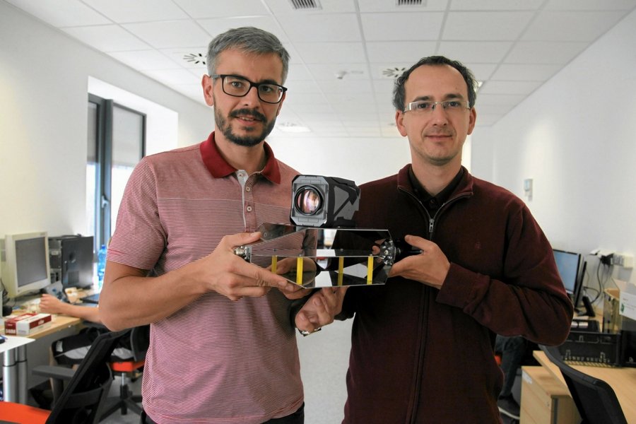 Grzegorz Zwoliński i Radosław Łapczyński, współzałożyciele SatRevolution, z modelem Światowida.