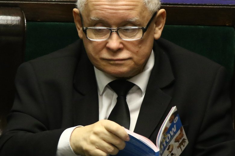 Jarosław Kaczyński wolał być pozwany, niż zapłacić fakturę. Dlaczego?