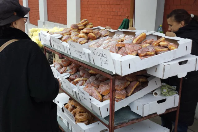 Pączki, murowany hit ostatnich lat, być może będzie musiała częściowo zjeść właścicielka stoiska.