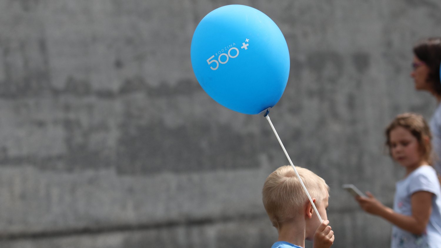 500 plus powinno być wypłacane tylko najbiedniejszym dzieciom - twierdzi główny ekonomista ZUS-u