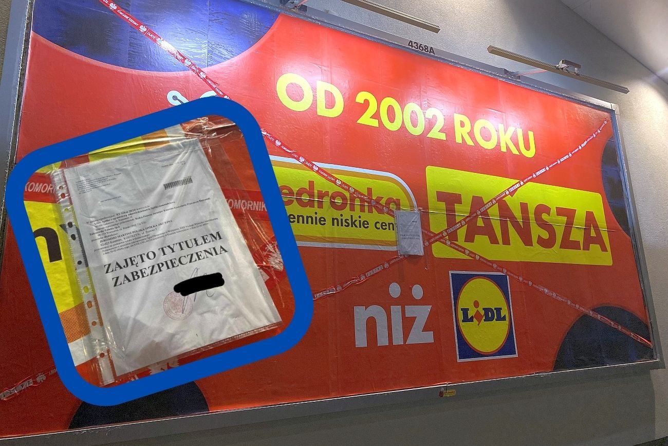 Oto jeden z plakatów Biedronki zajęty przez komornika sądowego na wniosek Lidla.
