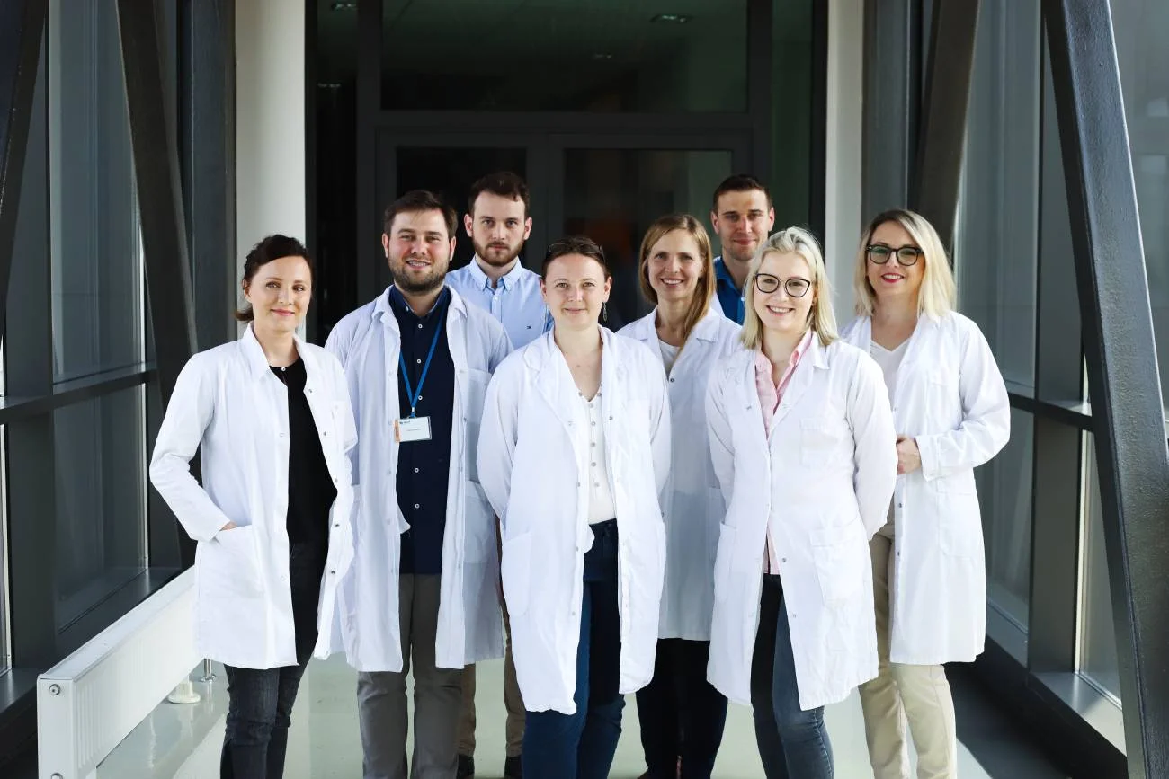 Część zespołu naukowców z MNM Diagnostics