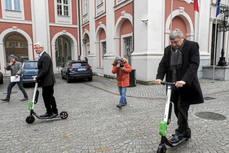 Z hulajnogą elektryczną, lepiej trzymać się chodnika