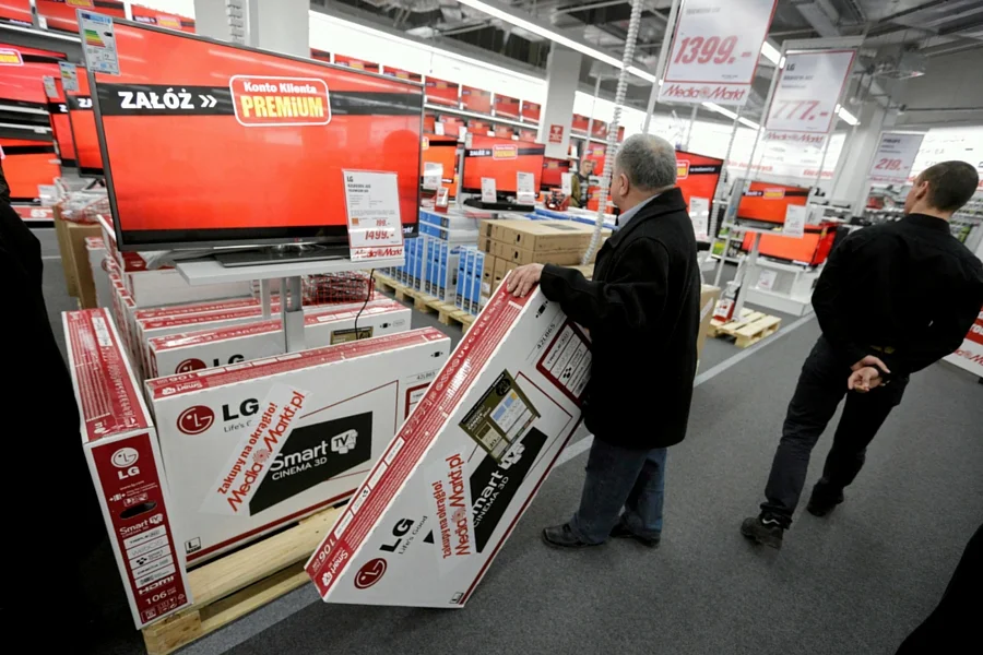 Na dłuższą metę menedżerom sieci zależy też na tym, by "otworzyć" klientów na nowe segmenty produktów.