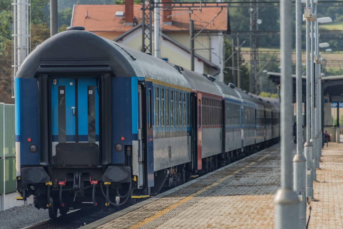 Pociąg na stacji kolejowej