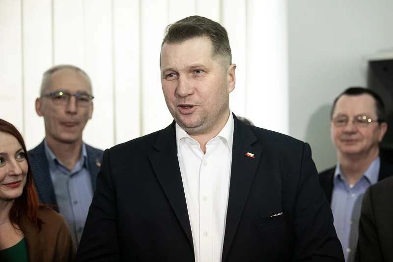 Jak donosi Fakt, Przemysław Czarnek wspiera swoich.