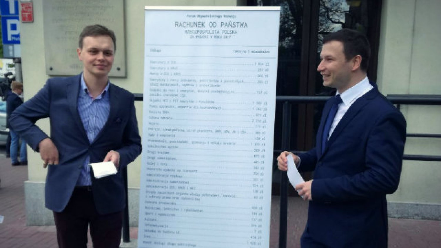 Dr Aleksander Łaszek z Forum Obywatelskiego Rozwoju rozbił na czynnik pierwsze wydatki, na których pokrycie państwo wyciągnęło z naszych portfeli pieniądze w 2017 roku