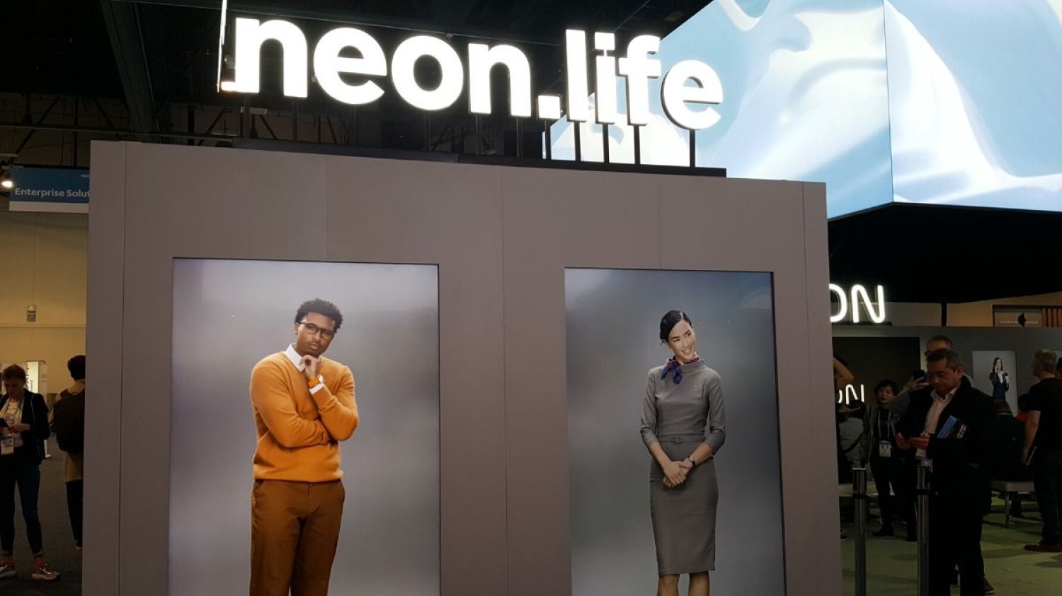 NEON, czyli "wirtualny" człowiek, nad którym pracuje powiązana z Samsungiem firma STAR Labs, został po raz pierwszy zaprezentowany na targach CES 2020 w Las Vegas.