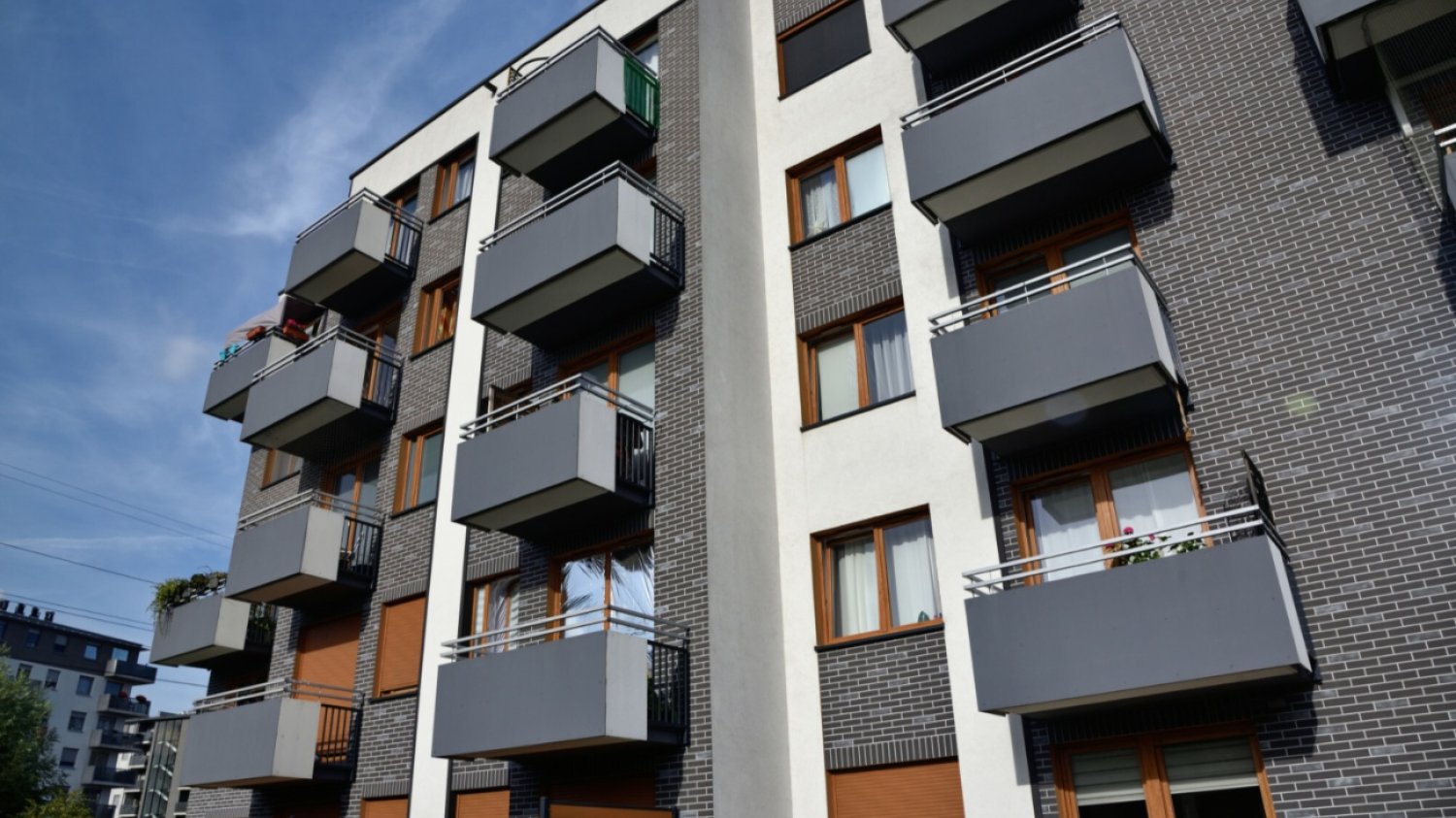 Blok mieszkalny, balkony.