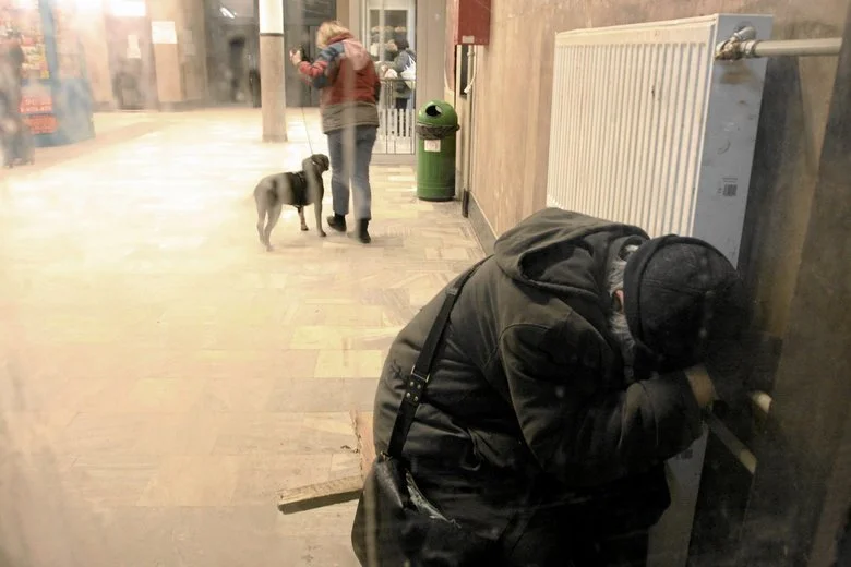 Trudno oszacować liczbę bezdomnych w Polsce. Część z nich zamiast noclegowni i przytułków wybiera nocowanie na dworcach, klatkach schodowych czy ogródkach działkowych.
