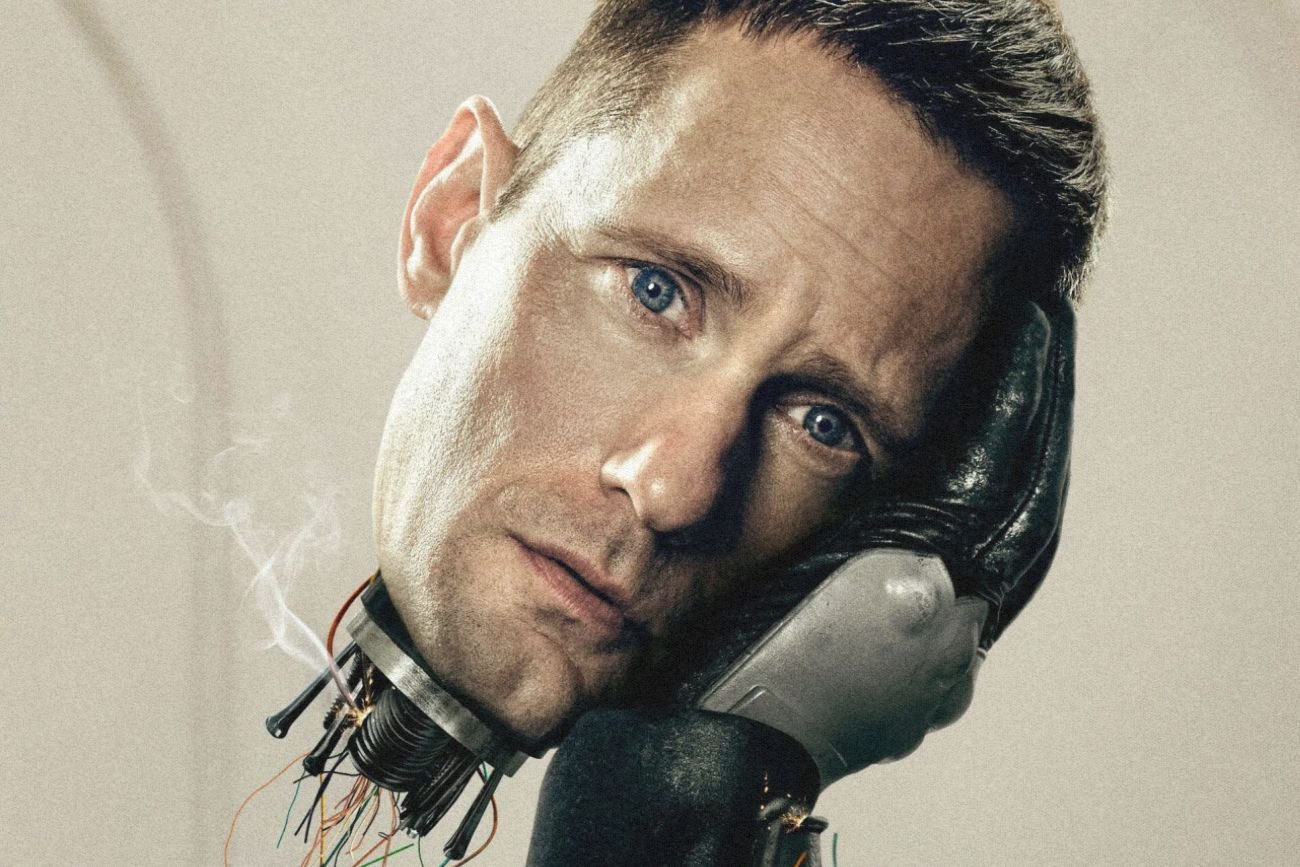 Alexander Skarsgård jako Murderbot.