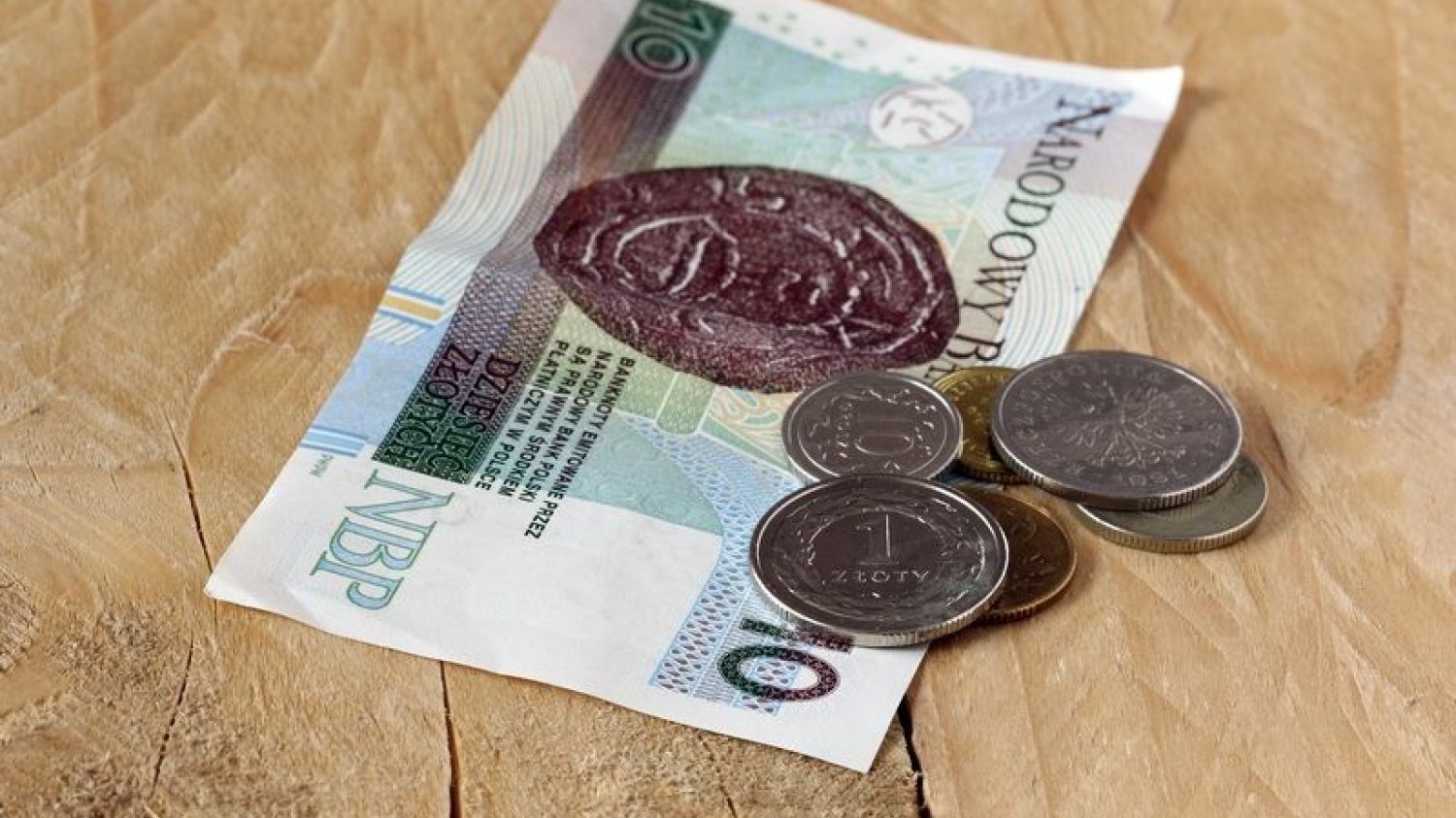 Banknot 10 zł i polskie monety.