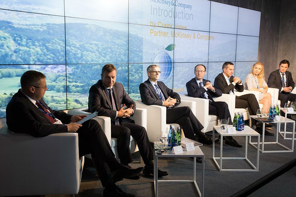 Od lewej: Marcin Piasecki - Rzeczpospolita, Andrzej Halicki - minister administracji i cyfryzacji, Janusz Wojtas, Poczta Polska SA, Dariusz Marcjasz, Krajowa Izba Rozliczeniowa, Sylwia Bilska, PayU, Conor Jones, McKinsey & Company