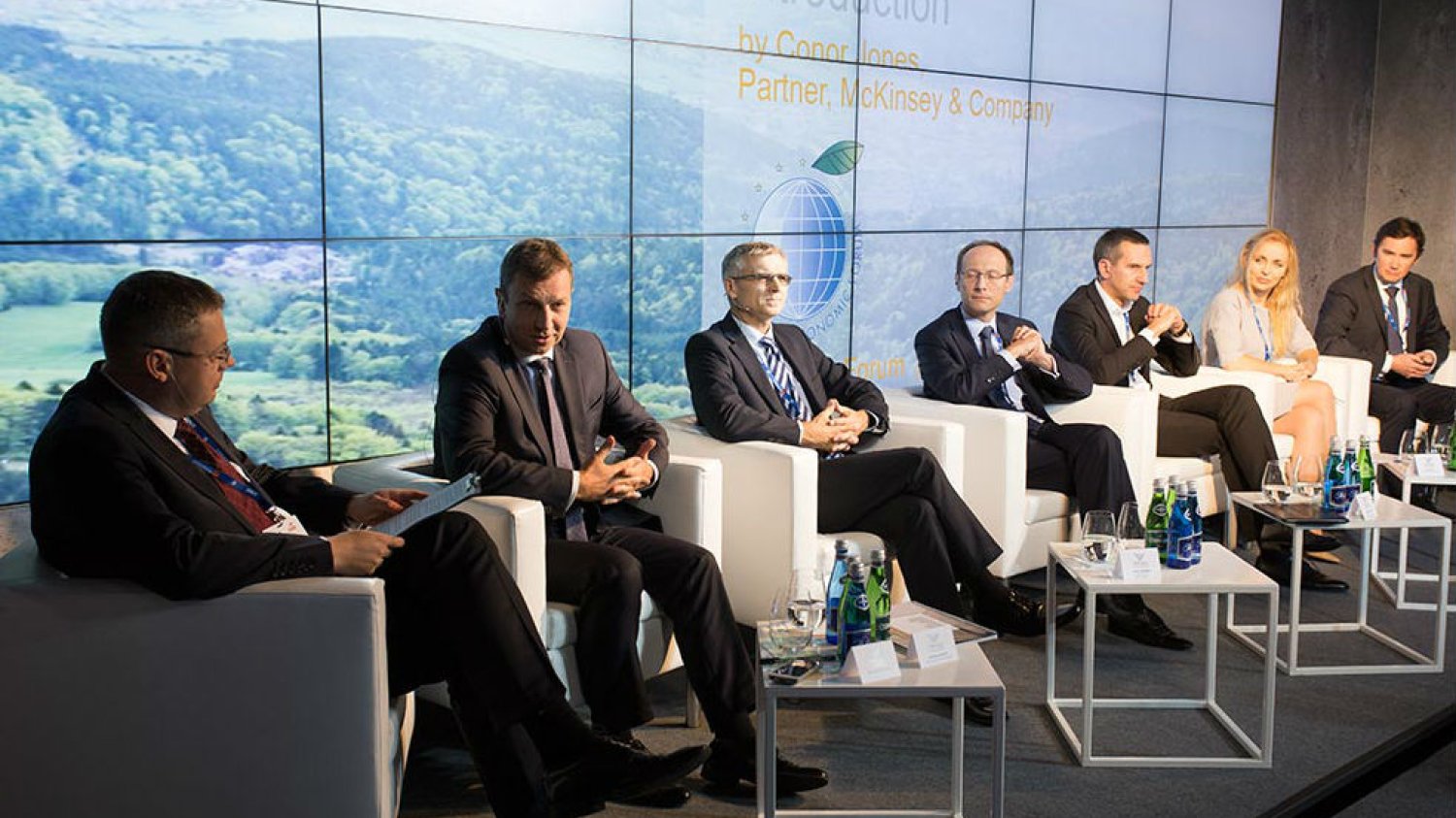 Od lewej: Marcin Piasecki - Rzeczpospolita, Andrzej Halicki - minister administracji i cyfryzacji, Janusz Wojtas, Poczta Polska SA, Dariusz Marcjasz, Krajowa Izba Rozliczeniowa, Sylwia Bilska, PayU, Conor Jones, McKinsey & Company