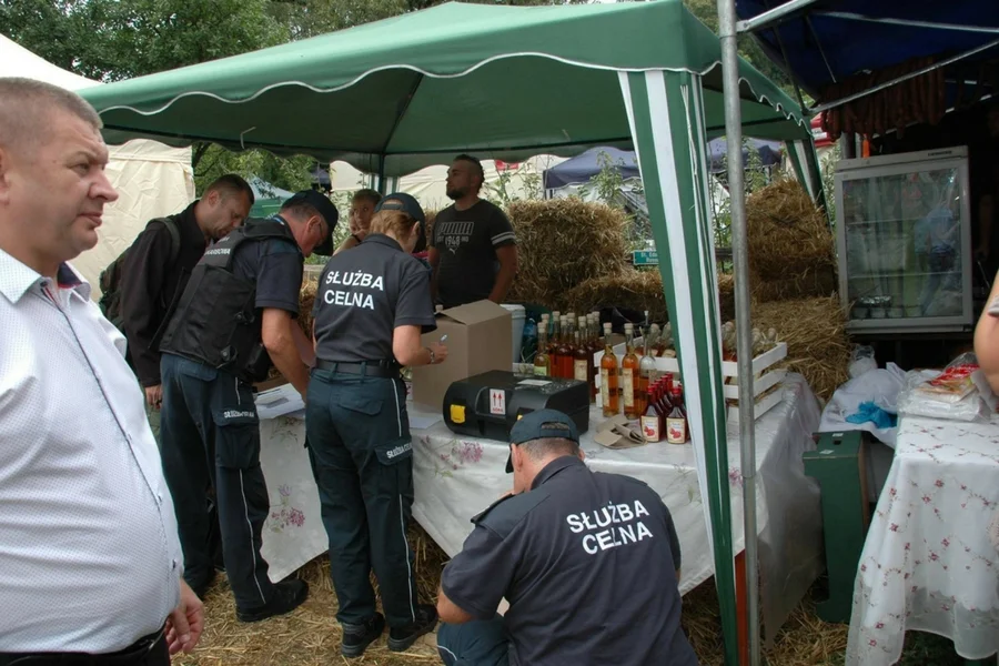 Kontrola funkcjonariuszy skarbówki podczas Festiwalu Smaku w Grucznie.