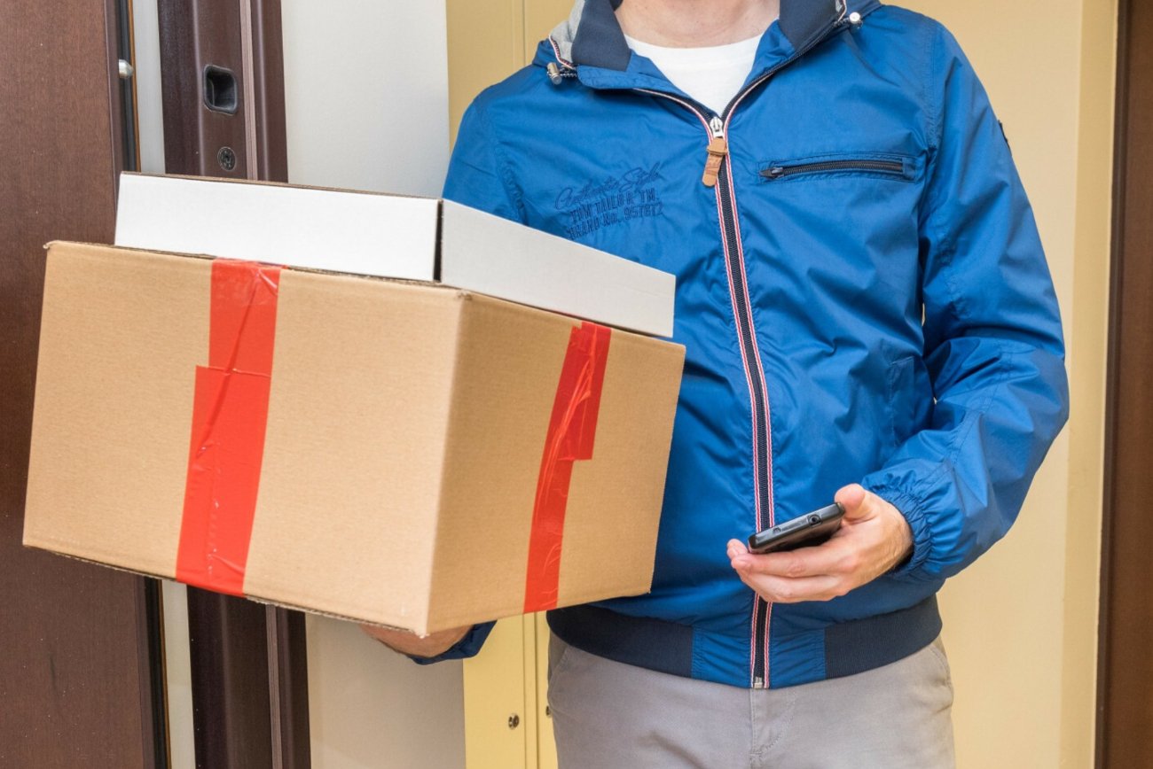 Kurier dostarcza przesyłkę