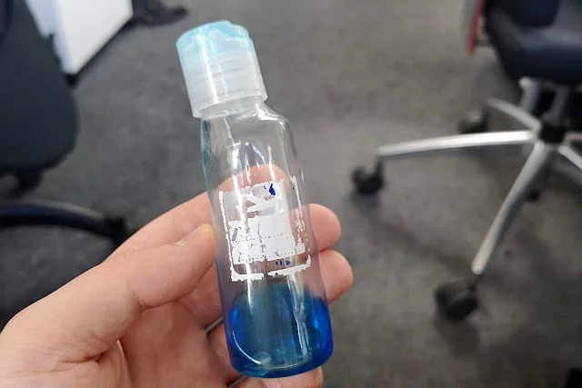 Kilka godzin w torbie w nagrzanym samochodzie wystarczyło, by plastikowa buteleczka dosłownie się stopiła.