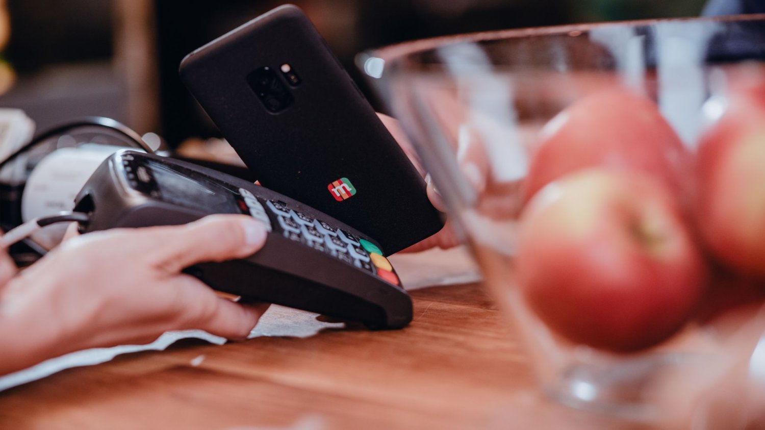 Płacenie telefonem. Nowa oferta limitów płatności mBanku wchodzi od stycznia.