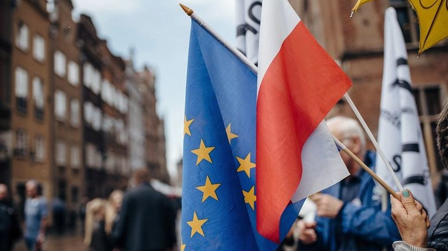 Komisja Europejska chce przyjąć rozporządzenie wprowadzające zależność między przyznawaniem dotacji unijnych od praworządności.