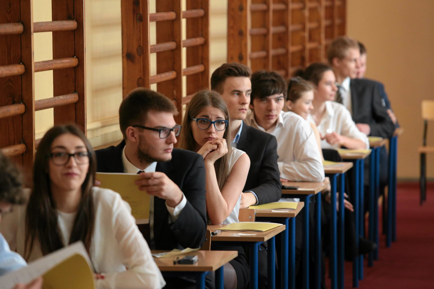 Dziewczyny osiągają lepsze wyniki od chłopaków w chemii, biologii i geografii, a niedługo prześcigną ich w fizyce.