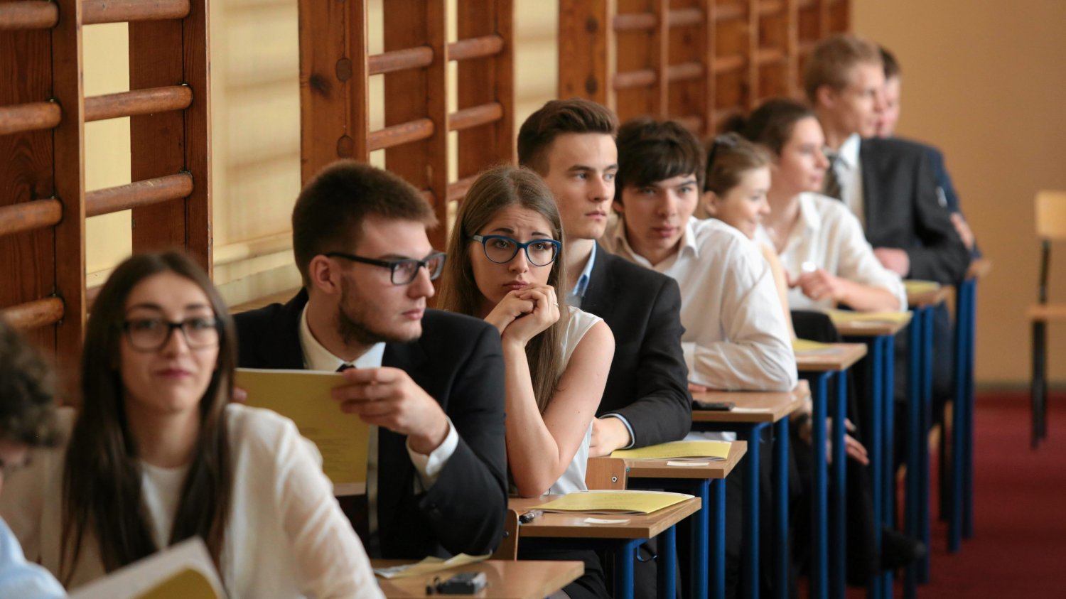 Dziewczyny osiągają lepsze wyniki od chłopaków w chemii, biologii i geografii, a niedługo prześcigną ich w fizyce.