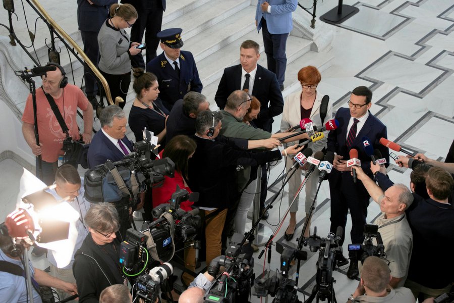 Premier Mateusz Morawiecki podczas sejmowego protestu osób niepełnosprawnych i ich opiekunów.