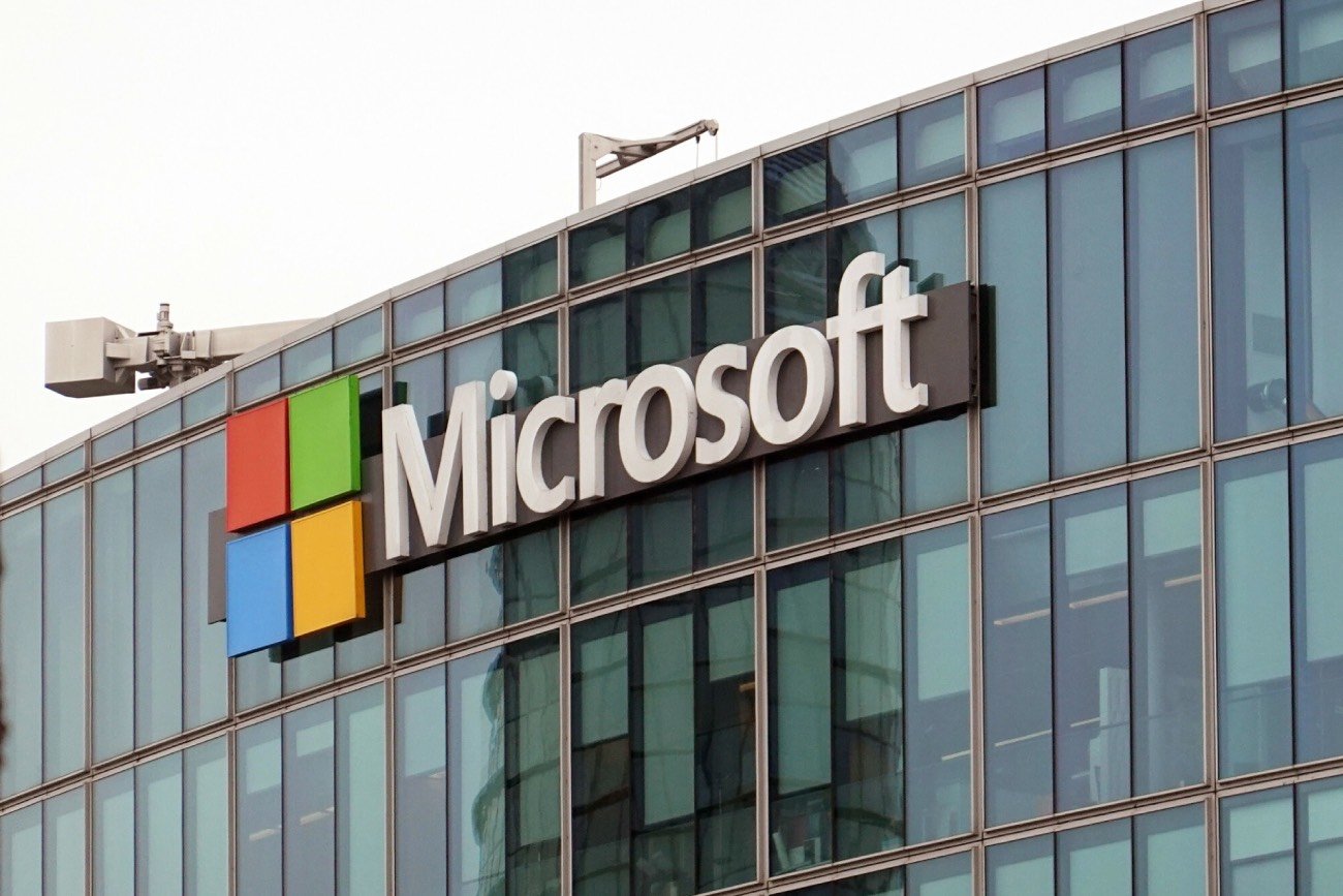Logo Microsoftu na budynku.