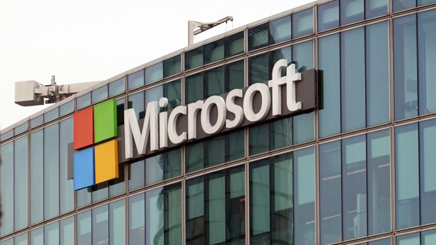 Logo Microsoftu na budynku.