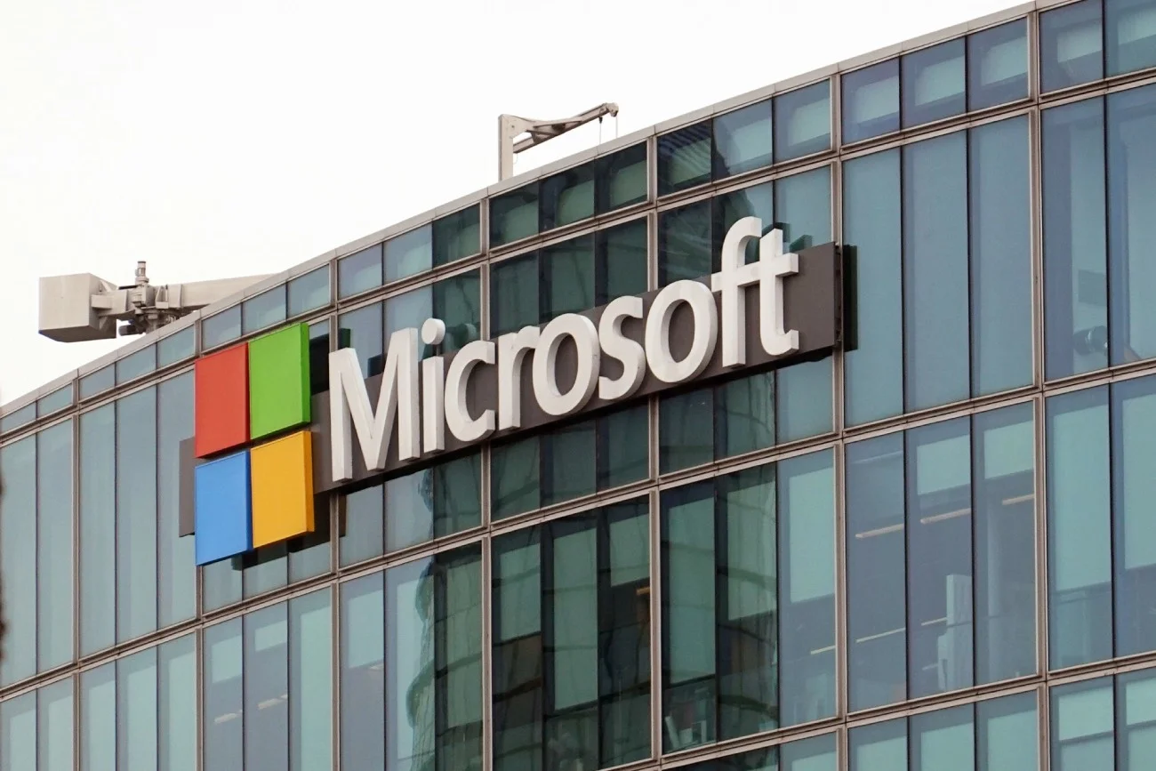 Logo Microsoftu na budynku.