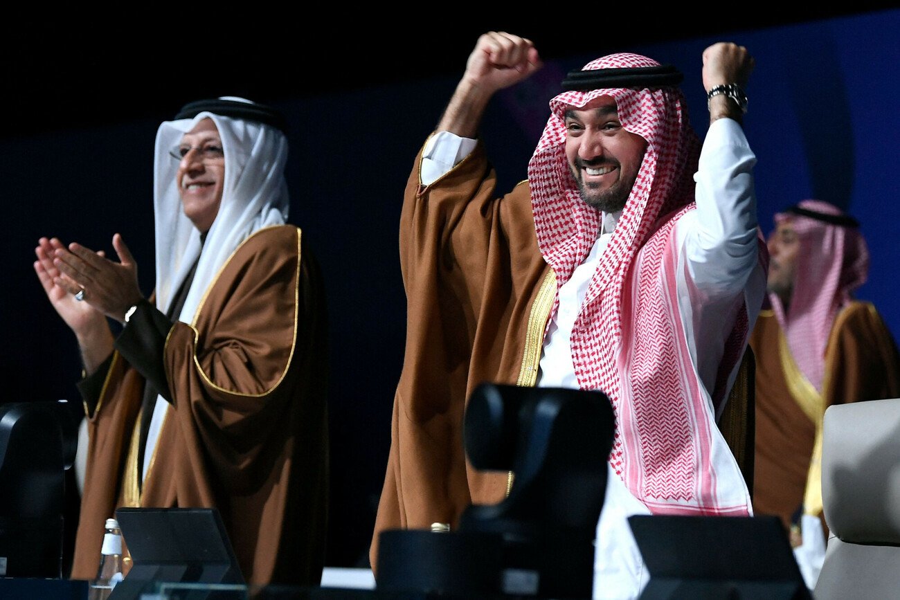 Prezydent Azjatyckiej Konfederacji Piłkarskiej (AFC), szejk Salman bin Ibrahim al-Khalifa, oraz saudyjski minister sportu Abdulaziz bin Turki al-Faisal al-Saud świętują ogłoszenie Arabii Saudyjskiej gospodarzem Mistrzostw Świata 2034.