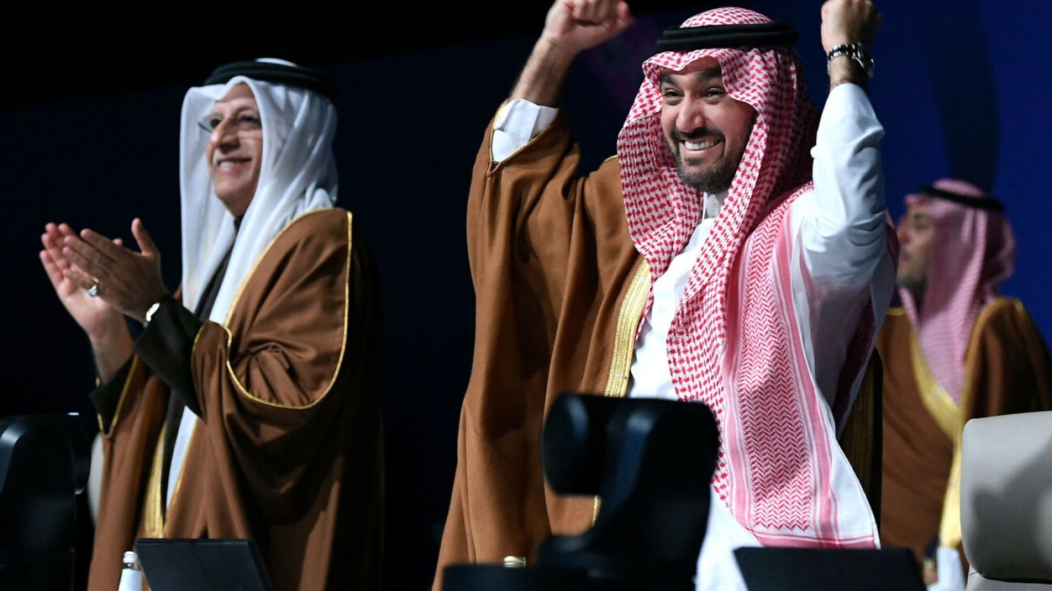 Prezydent Azjatyckiej Konfederacji Piłkarskiej (AFC), szejk Salman bin Ibrahim al-Khalifa, oraz saudyjski minister sportu Abdulaziz bin Turki al-Faisal al-Saud świętują ogłoszenie Arabii Saudyjskiej gospodarzem Mistrzostw Świata 2034.