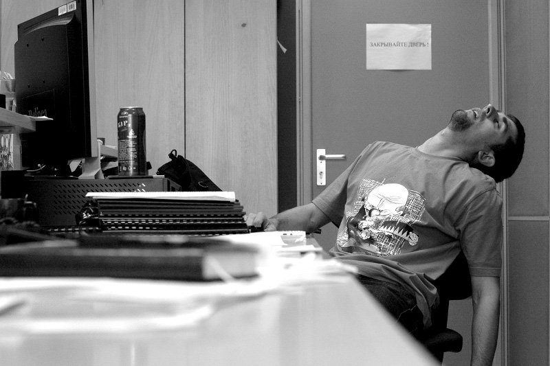 Czas się wylogować, czyli używanie w pracy Facebooka czy Twittera może doprowadzić do…szaleństwa.