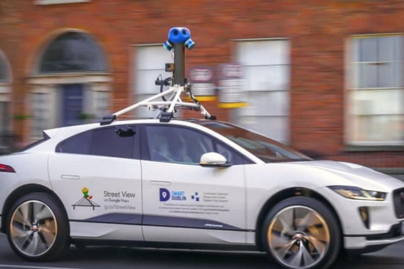 Jaguar I-Pace z kamerą Google Street View na dachu.