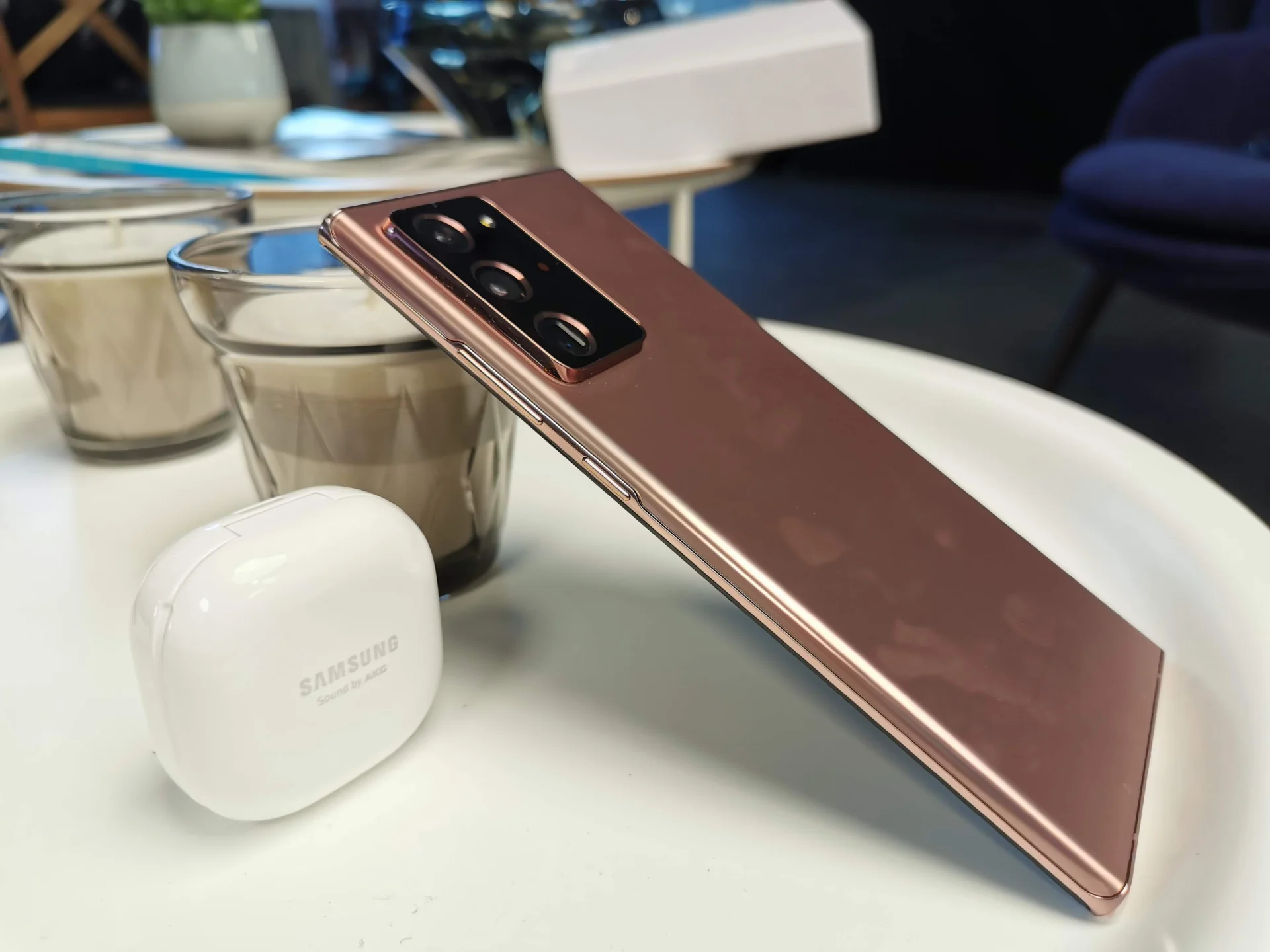 Matowa miedź w najdroższej wersji Note 20 Ultra. Przyjemna w dotyku i dla oka, łatwiejsza do utrzymania w czystości, jednak palce - wyraźnie mniej - wciąż odbijają się na obudowie