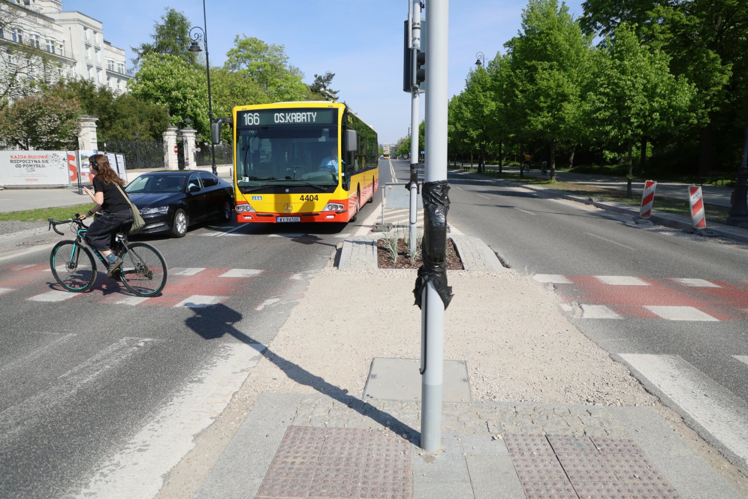 Darmowa komunikacja miejska dla seniorów – lista miast i warunki