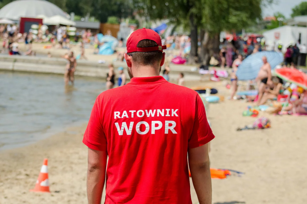 Ile zarabia ratownik wodny nad morzem?