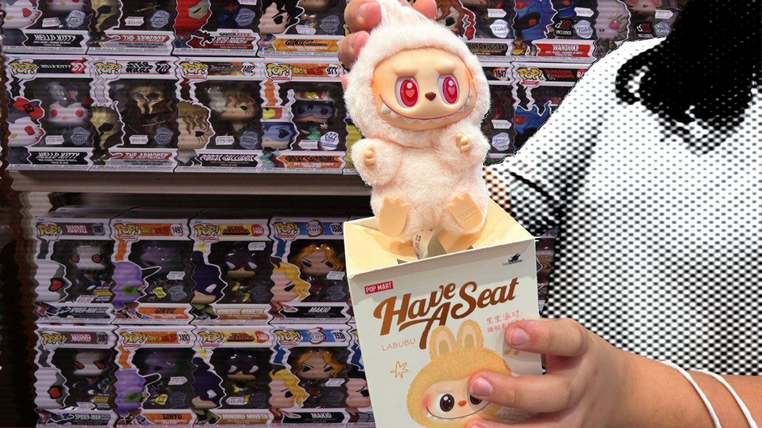 Odpakowywanie Labubu, w tle Funko Pop. Felieton o mechanizmach uzależniających konsumenta.