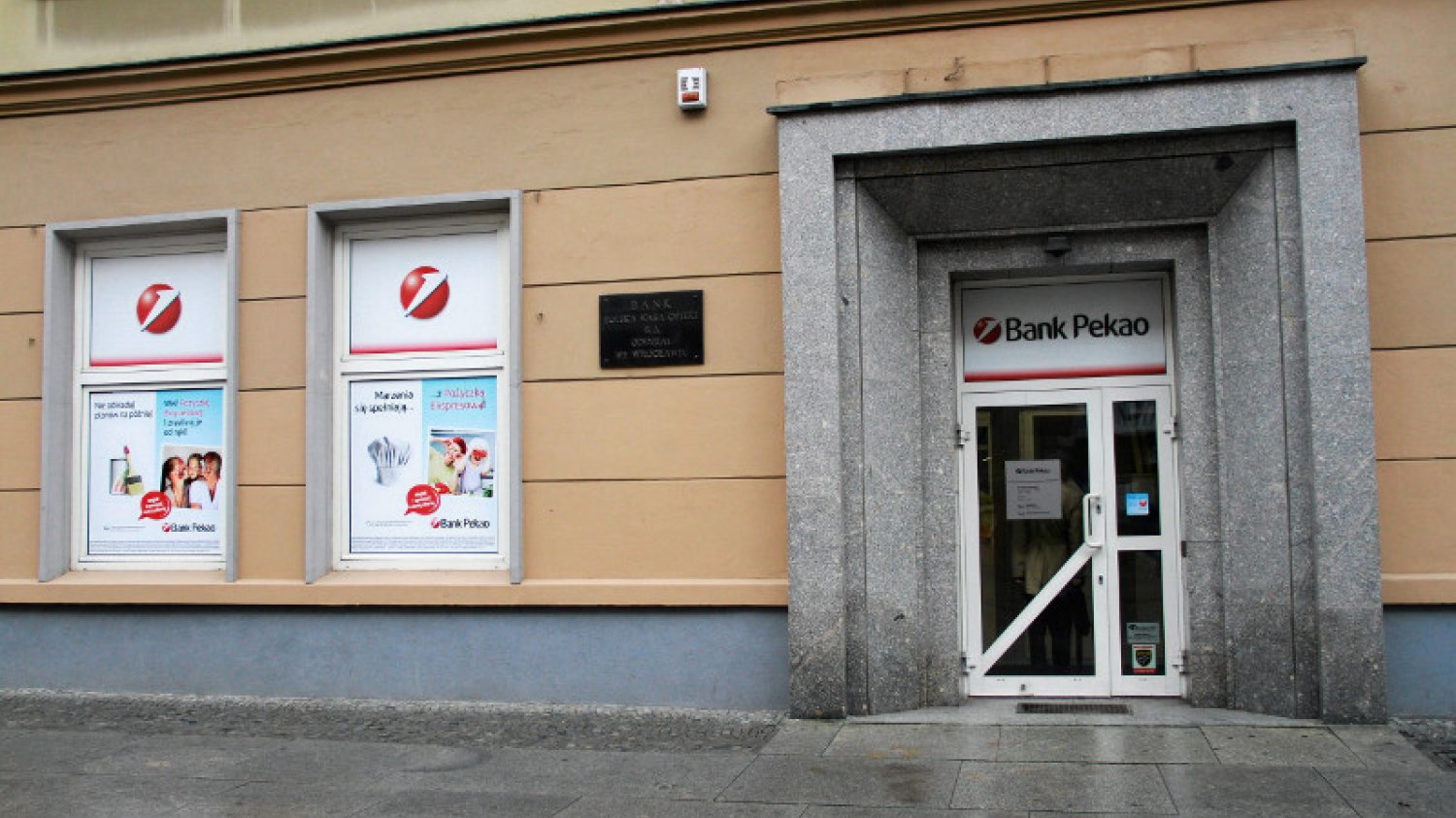 Pekao rozważy możliwość kupna Raiffeisen Bank Polska.
