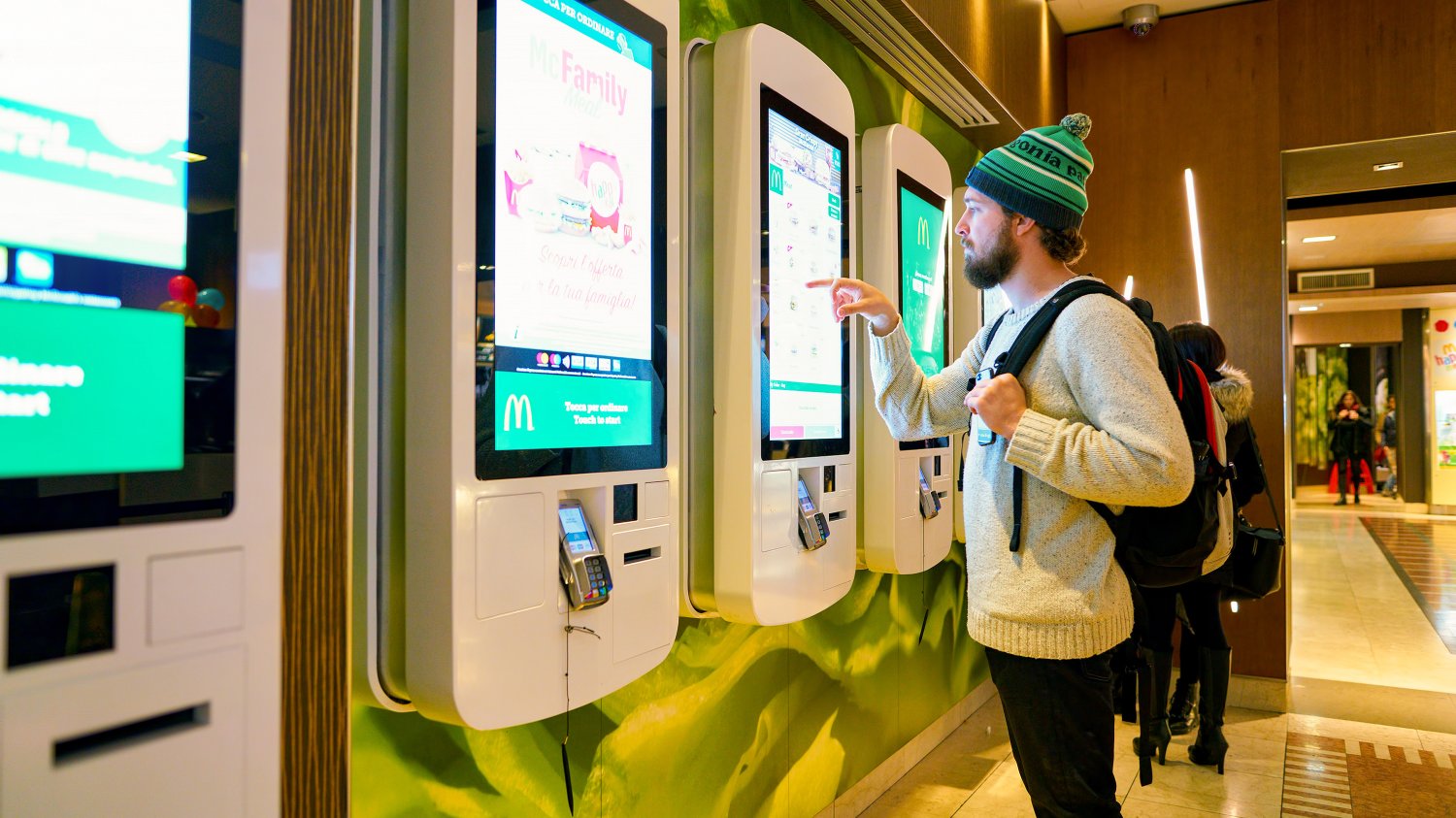Koronawirus uderzył w sprzedaż burgerów, frytek i przekąsek. McDonald's notuje duże spadki sprzedaży.