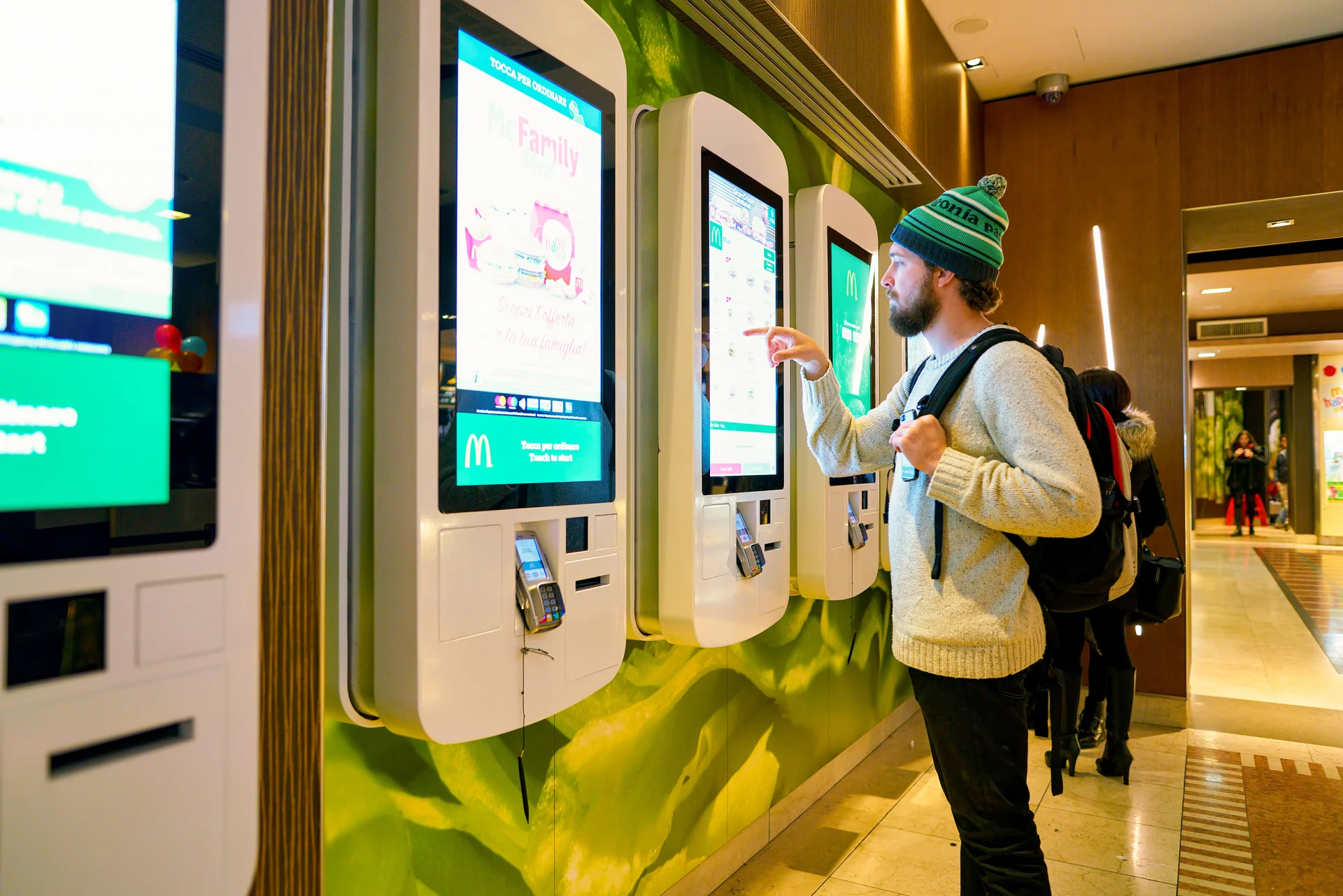 Koronawirus uderzył w sprzedaż burgerów, frytek i przekąsek. McDonald's notuje duże spadki sprzedaży.