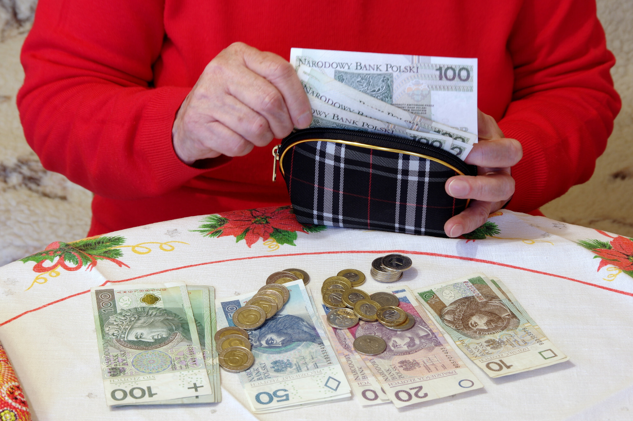 Seniorzy mogą ubiegać się o dodatek do emerytury. Pieniądze wypłaca Zakład Emerytalno-Rentowy MSWiA