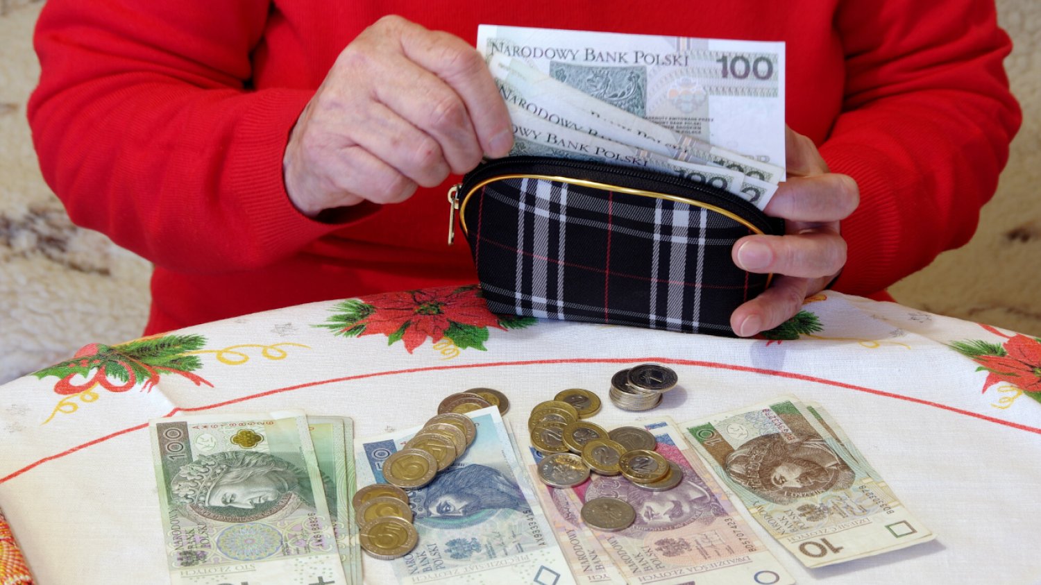 Seniorzy mogą ubiegać się o dodatek do emerytury. Pieniądze wypłaca Zakład Emerytalno-Rentowy MSWiA