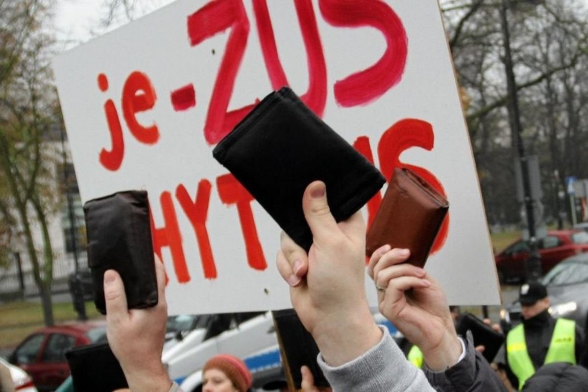 Przedsiębiorcy, szczególnie mikro i mali, od wielu lat demonstrują swoje niezadowolenie związane ze zbyt wysokimi składkami ZUS. Zdjęcie pochodzi z demonstracji pod sejmem z 2014 r.