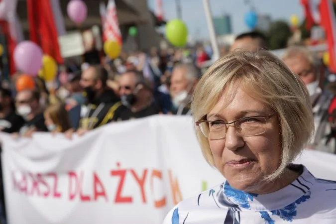 Barbara Nowak twierdzi, że na kupno mieszkania jej nie stać. Chociaż zarabia 11 tysięcy złotych.