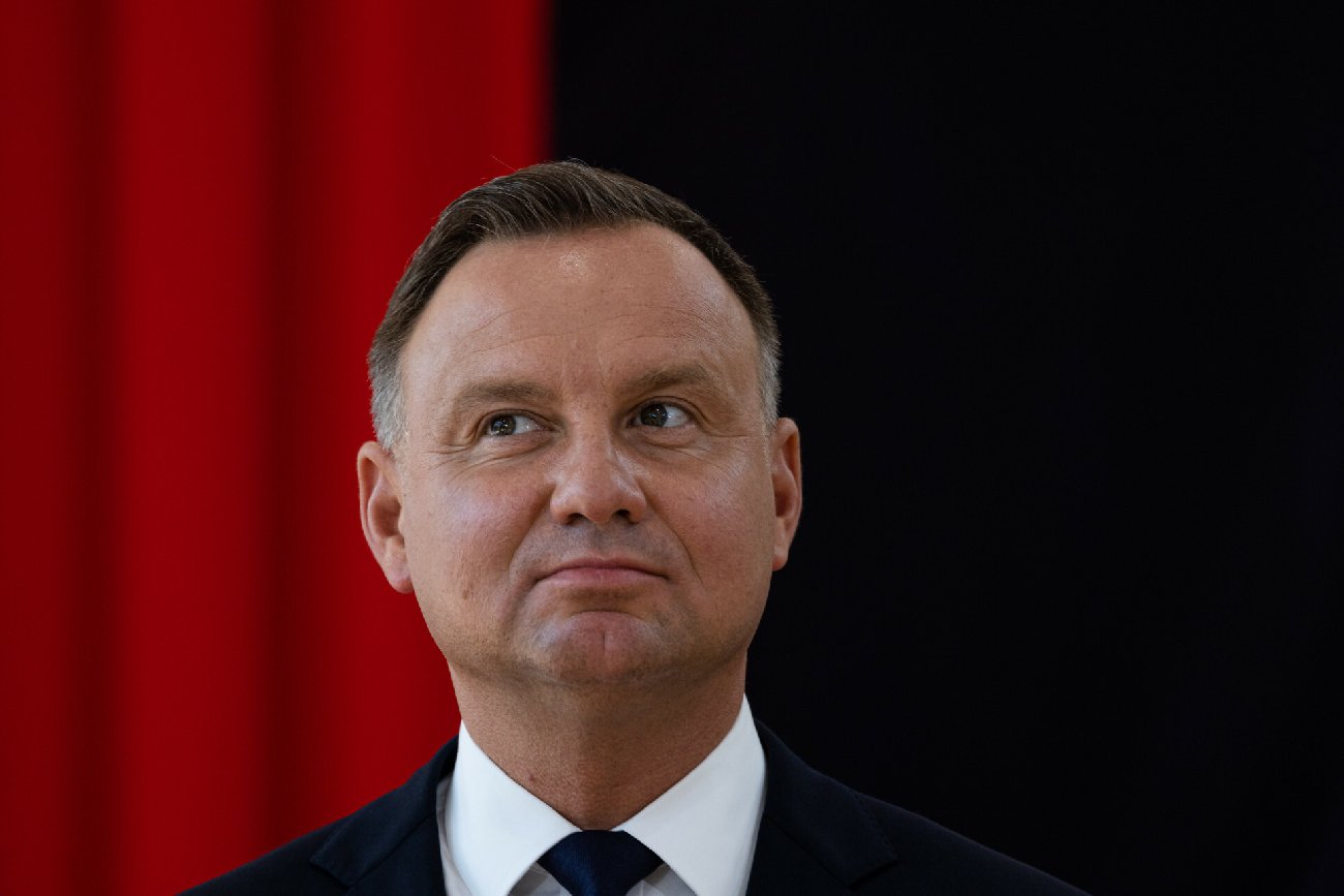 Andrzej Duda na tle flagi biało-czerwonej