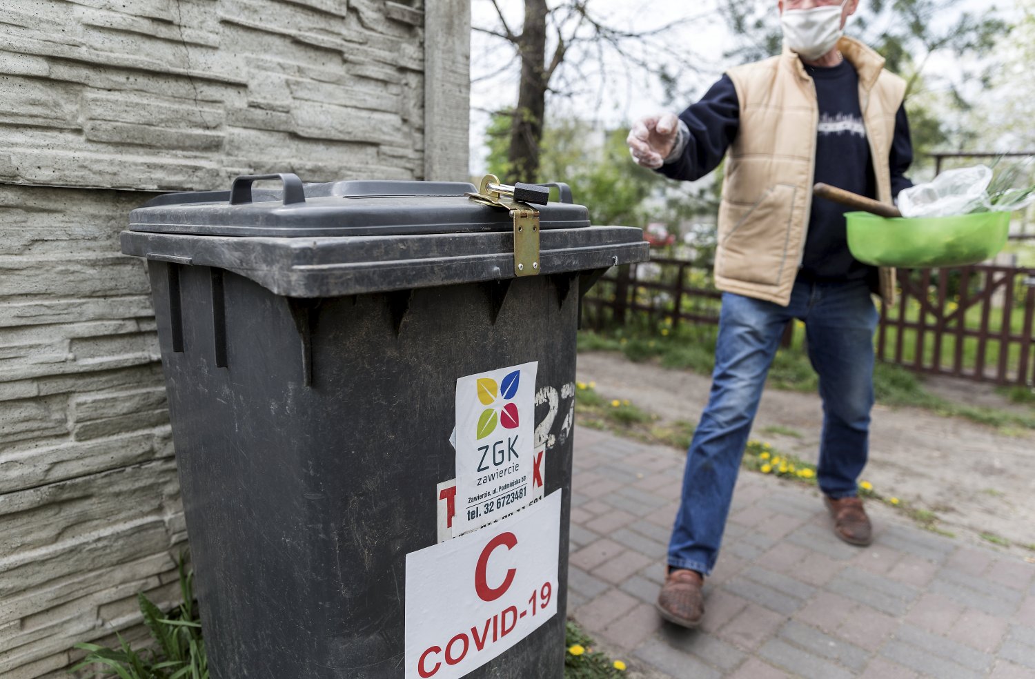 Pojemnik ze specjalnym oznaczeniem.