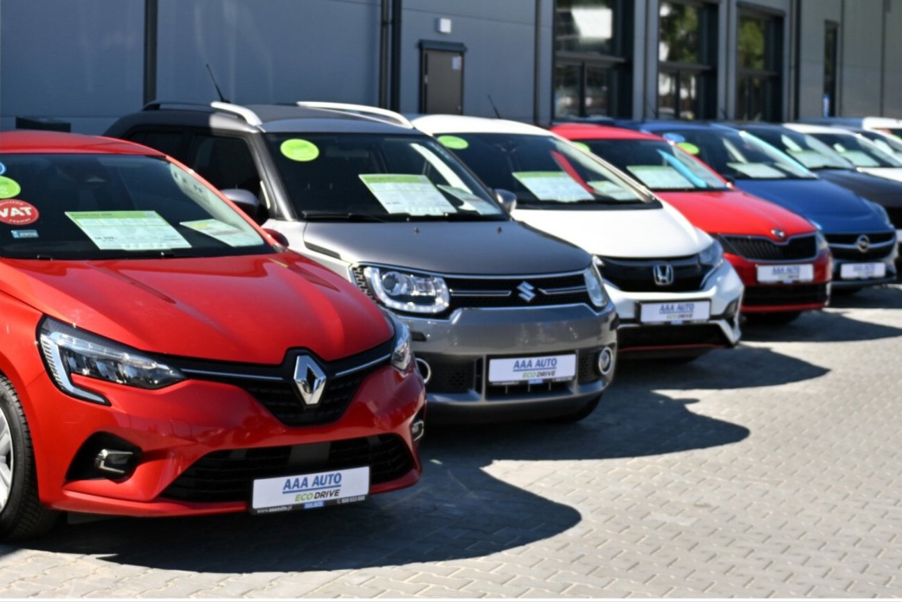 Samochody w salonie.