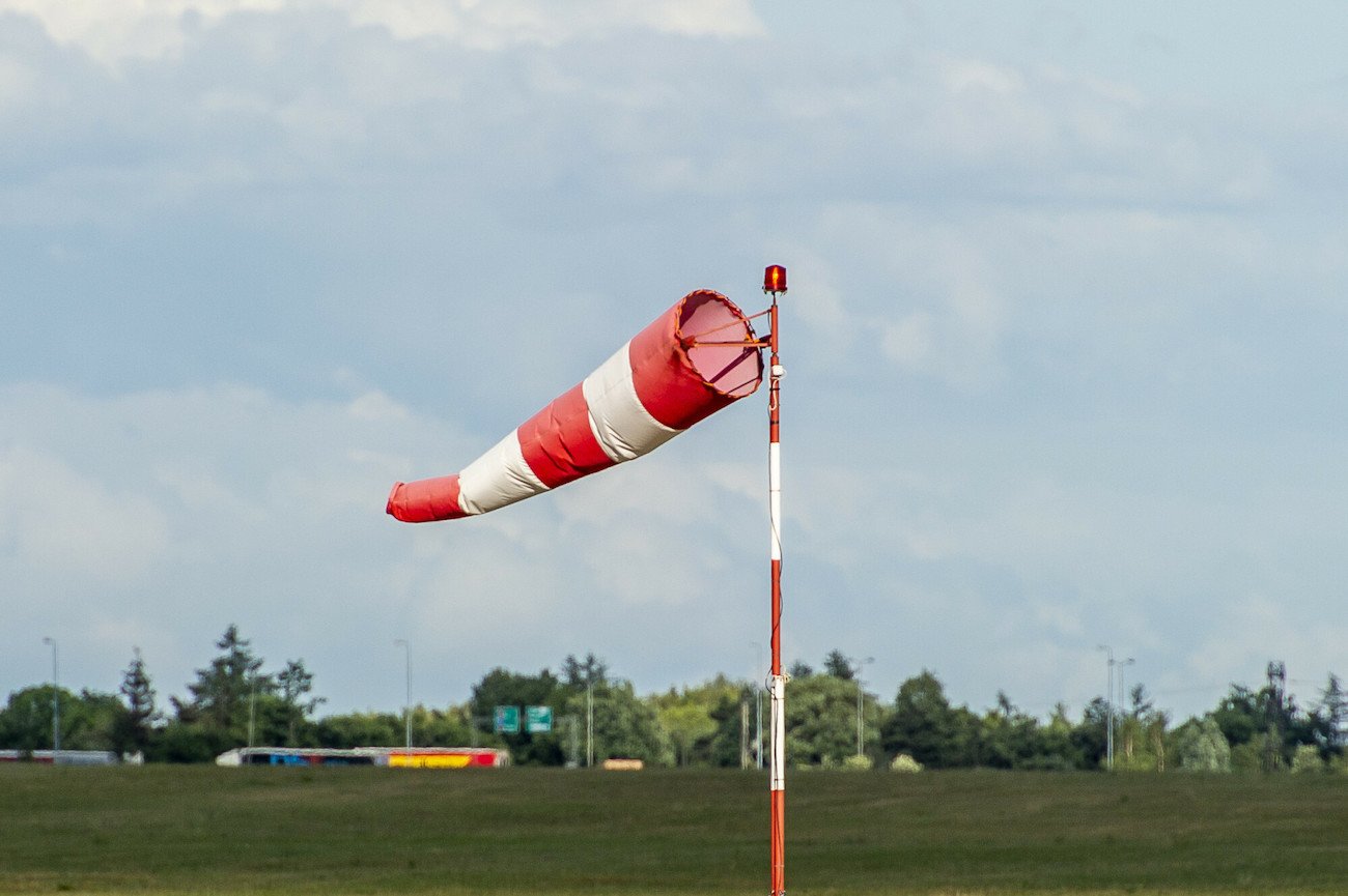Co oznaczają paski na rękawie lotniczym?