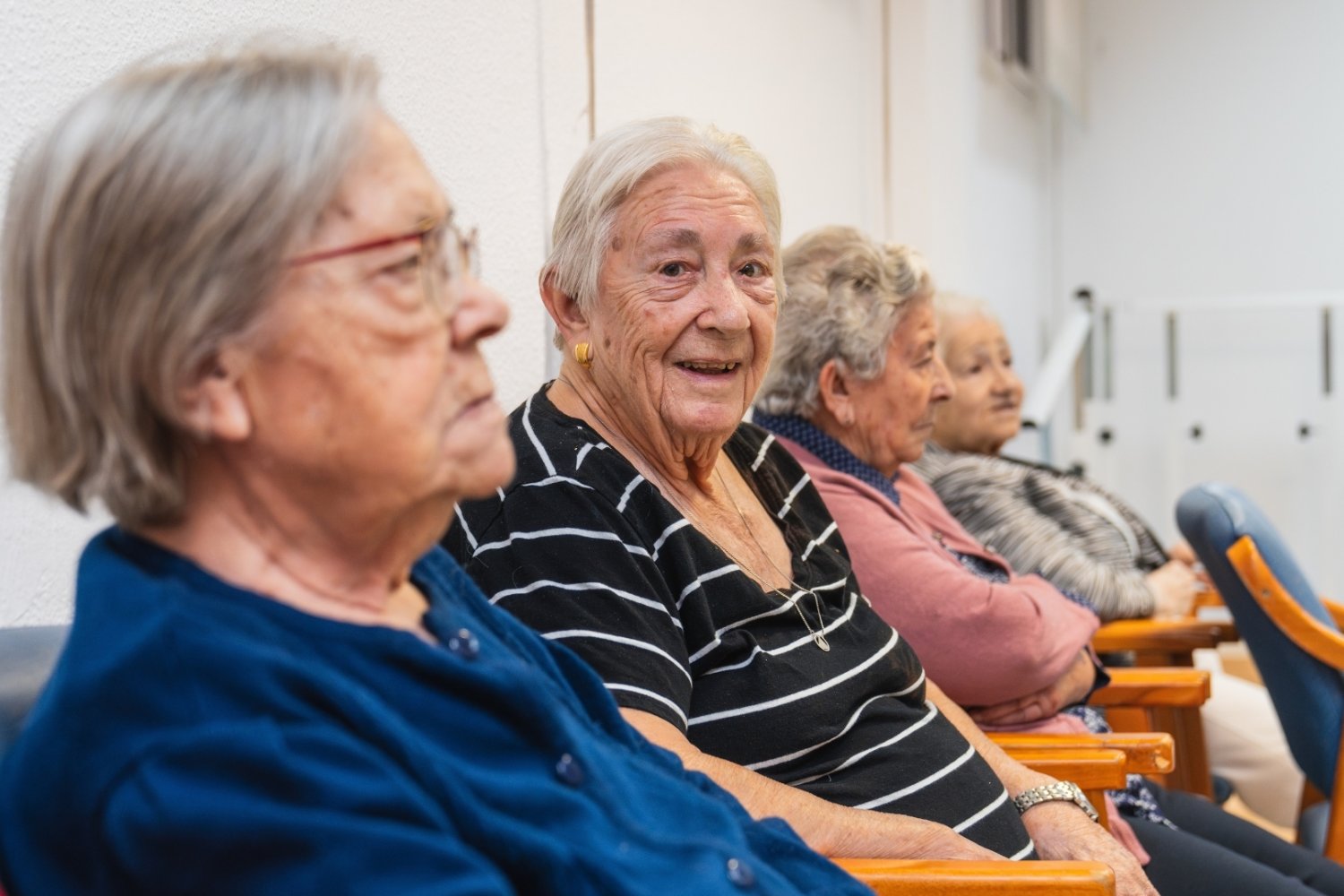 Seniorzy dostaną nawet 2500 zł. Już od 1 września możesz składać wniosek Starsze kobiety. Siedzą na krzesłach. Jedna z nich uśmiecha się do obiektywu aparatu.