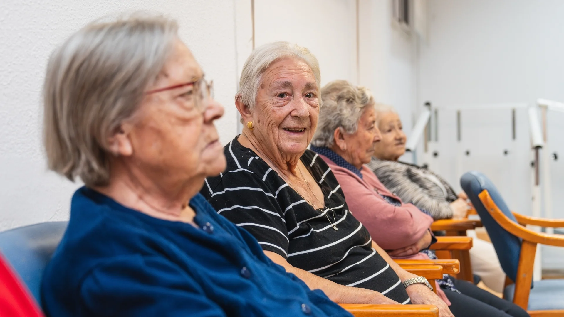 Seniorzy dostaną nawet 2500 zł. Już od 1 września możesz składać wniosek Starsze kobiety. Siedzą na krzesłach. Jedna z nich uśmiecha się do obiektywu aparatu.